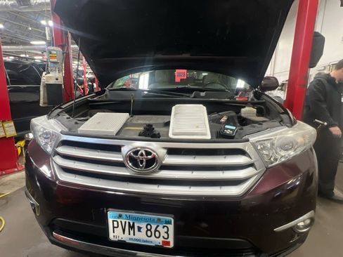 Used 2012 Toyota Highlander Limited w/ Tow Pkg image 2