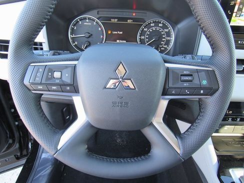 New 2025 Mitsubishi Outlander SE image 21