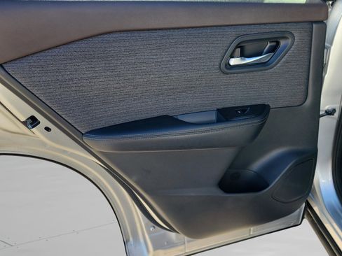 Used 2022 Nissan Rogue SV image 12