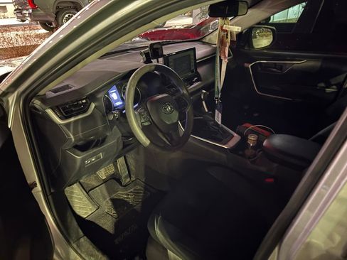 Used 2021 Toyota RAV4 LE w/ Carpet Mat Package (TMS) image 8