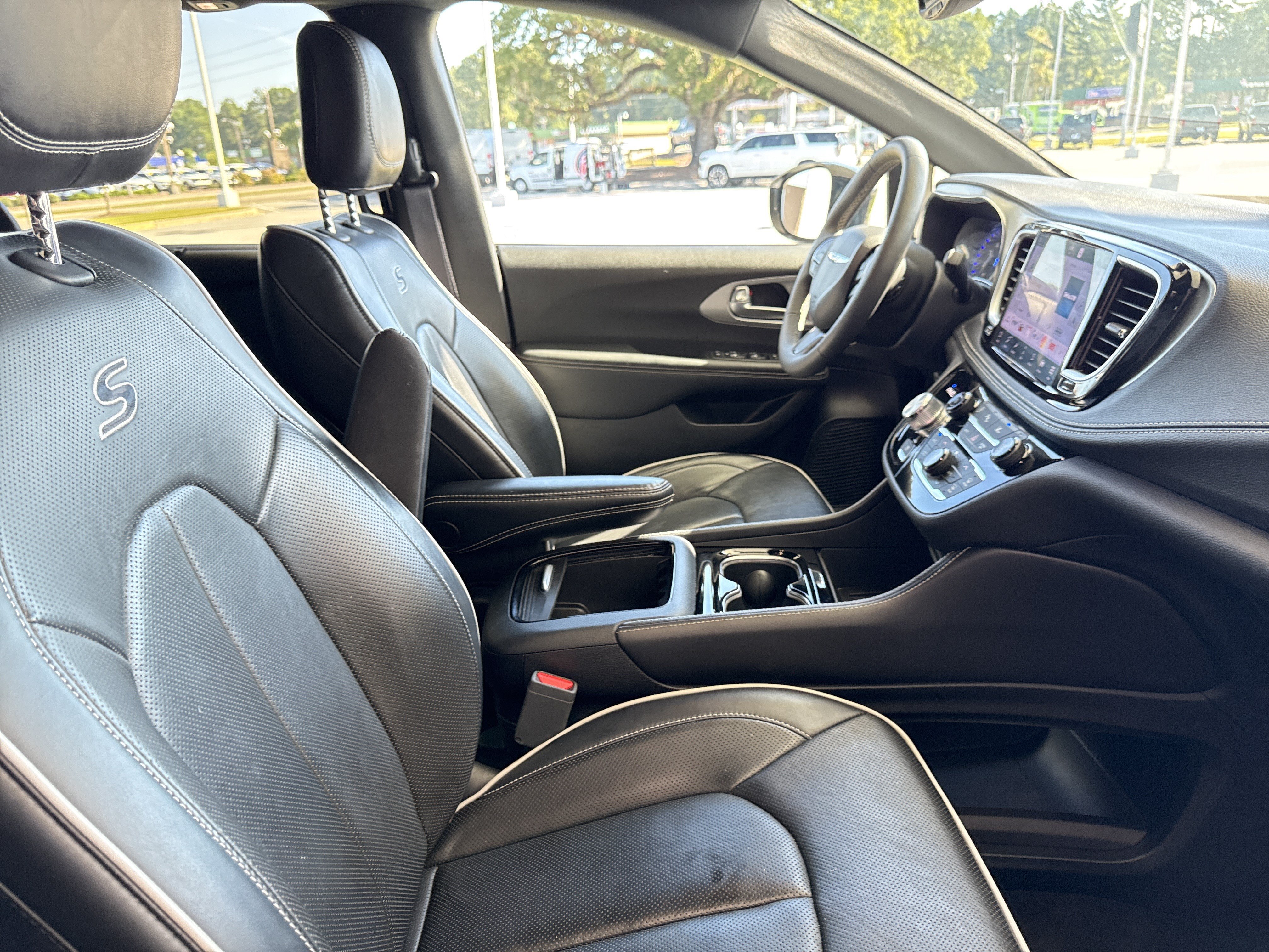 Used 2025 Chrysler Pacifica Limited FWD image 33