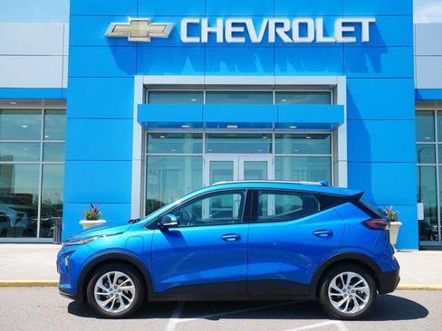 Used 2023 Chevrolet Bolt EUV LT w/ Comfort Package FWD image 2