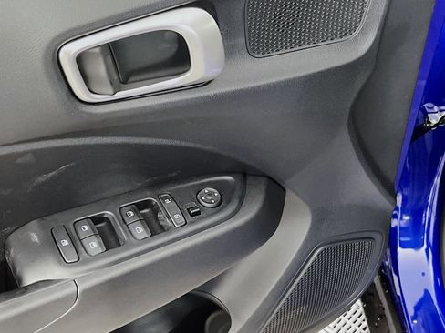 Certified 2025 Hyundai Venue SEL image 17