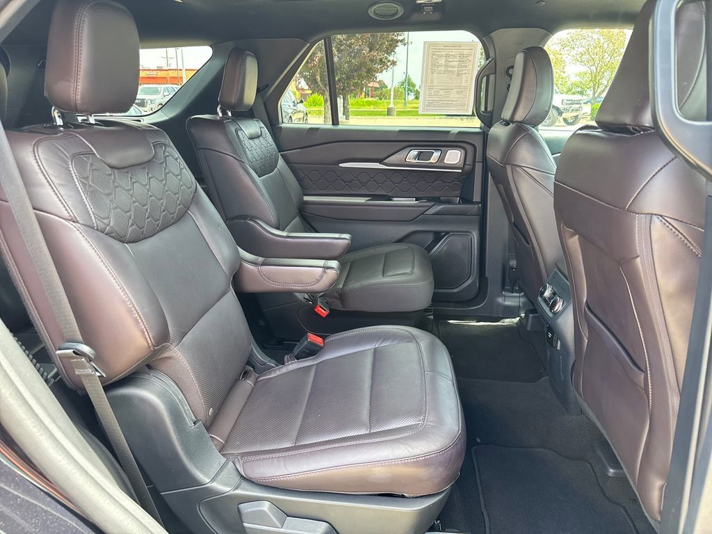 Used 2025 Ford Explorer Platinum w/ LUX Leather Package AWD/4WD image 38