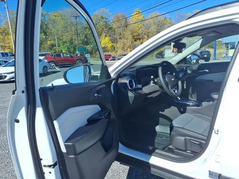 New 2026 Chevrolet Trax LT w/ Driver Confidence Package image 8