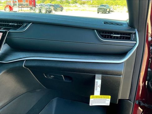 New 2025 Jeep Grand Cherokee Limited w/ Black Appearance Package image 18