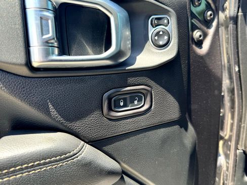 Used 2019 Jeep Wrangler Unlimited Sahara image 12