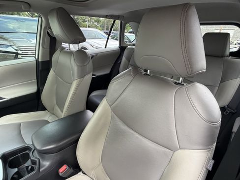 Used 2019 Toyota RAV4 XLE w/ Convenience Package FWD image 18
