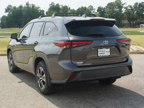 Used 2021 Toyota Highlander XLE AWD/4WD image 17