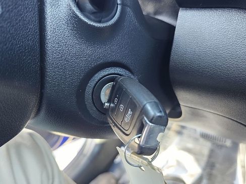 Used 2022 Hyundai Venue SE FWD image 31