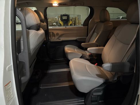 Used 2022 Toyota Sienna XLE AWD/4WD image 9