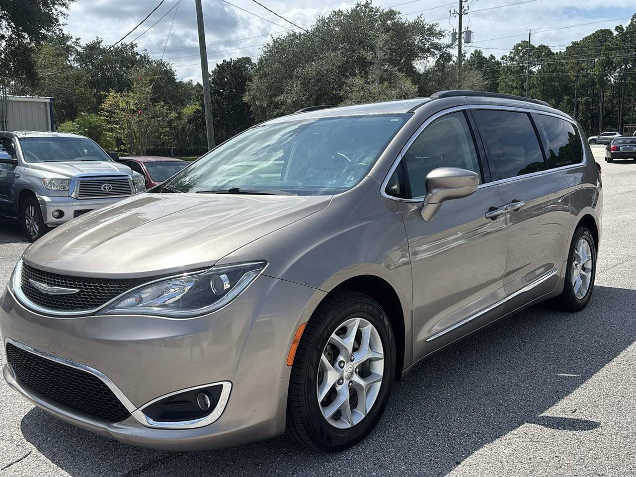Used 2017 Chrysler Pacifica Touring-L w/ Tire & Wheel Group FWD image 4