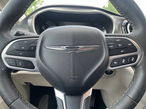 Used 2023 Chrysler Pacifica Touring-L FWD image 20