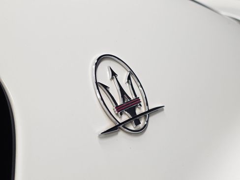 Used 2015 Maserati GranTurismo Sport RWD image 40