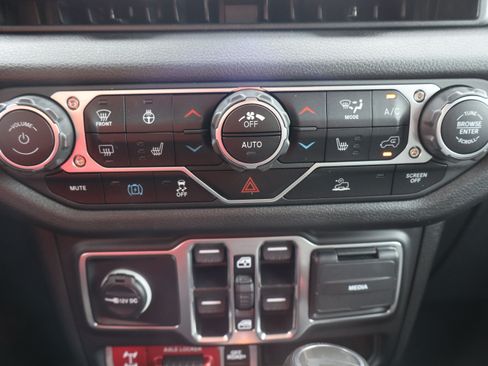 Used 2024 Jeep Wrangler Unlimited AWD/4WD image 22