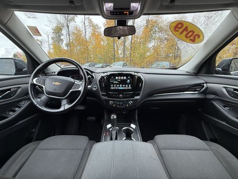 Used 2019 Chevrolet Traverse LT image 2