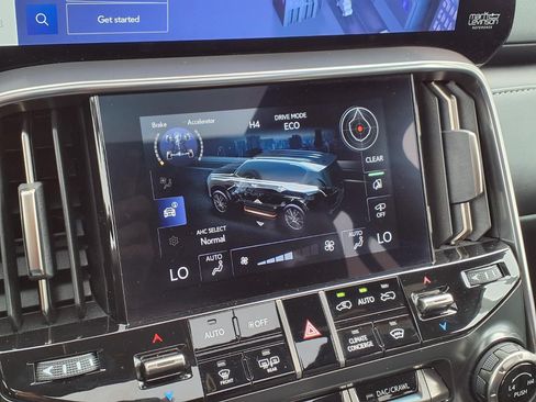 Used 2024 Lexus LX 600 4WD w/ Luxury Package image 11