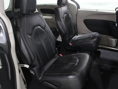 Used 2018 Chrysler Pacifica Touring-L Plus w/ Advanced Safetytec Group image 20