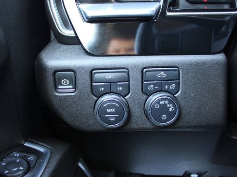 Used 2025 Chevrolet Silverado 1500 LT AWD/4WD image 17