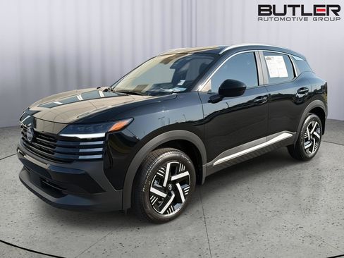 Used 2026 Nissan Kicks SV w/ SV Premium Package FWD image 2