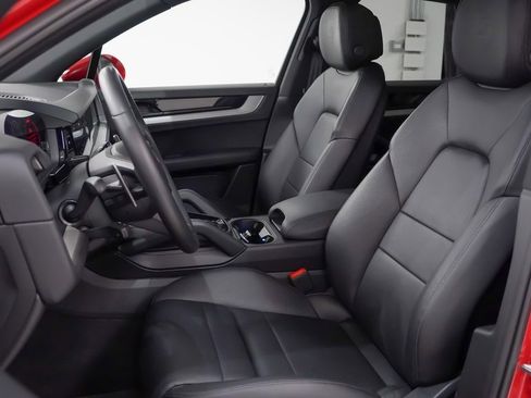 Certified 2025 Porsche Cayenne image 5
