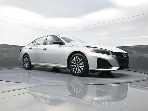 Used 2024 Nissan Altima 2.5 SV FWD image 19