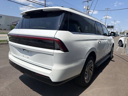 New 2027 Lincoln Navigator L Premier AWD/4WD image 3