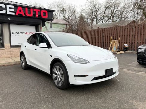 Used 2023 Tesla Model Y AWD image 3