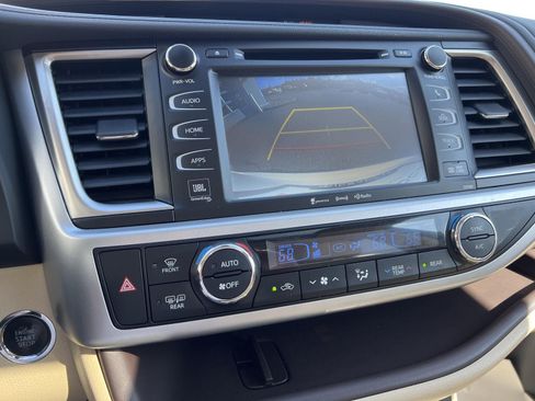 Used 2017 Toyota Highlander Limited AWD/4WD image 8
