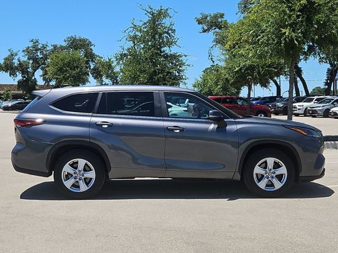 Certified 2025 Toyota Highlander LE FWD image 6