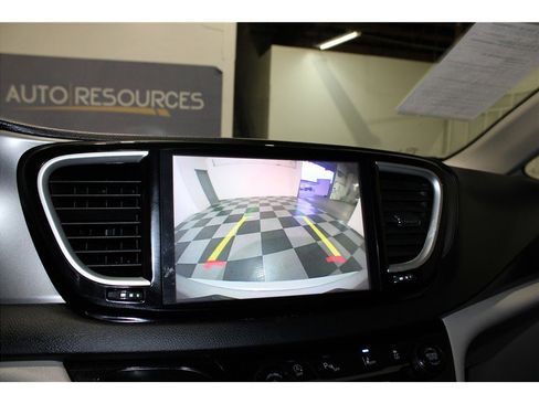 Used 2021 Chrysler Pacifica Touring-L image 36