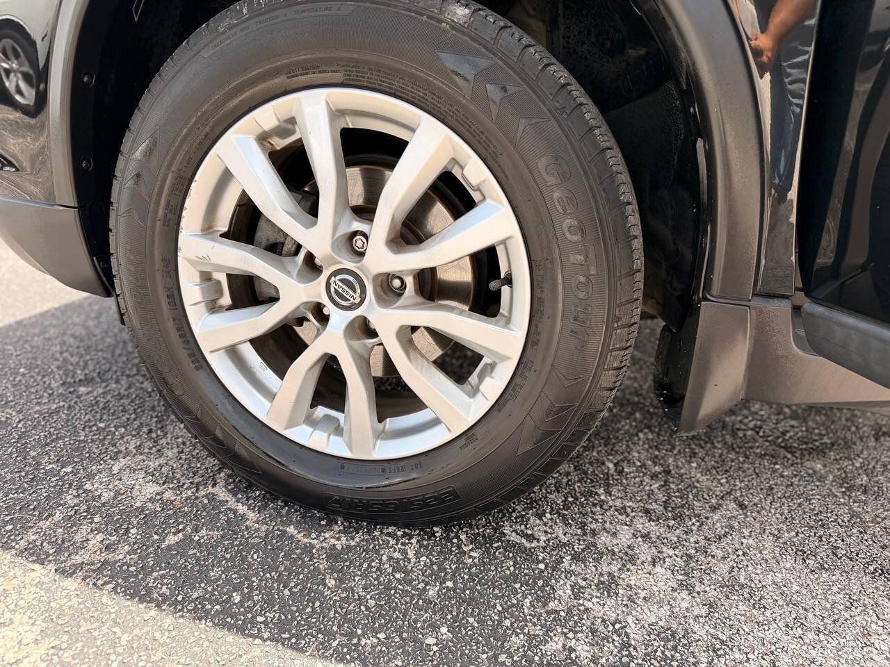 Used 2018 Nissan Rogue SV w/ Premium Package FWD image 28