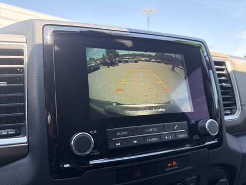 Used 2022 Nissan Frontier SV AWD/4WD image 6