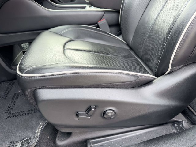 Used 2025 Chrysler Pacifica Limited FWD image 15