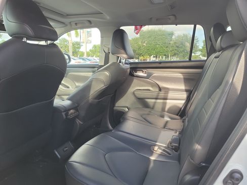 Used 2020 Toyota Highlander XLE FWD image 18