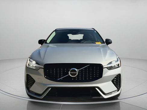 Used 2025 Volvo XC60 B5 Plus image 7