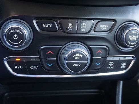 Used 2019 Jeep Cherokee Limited FWD image 28