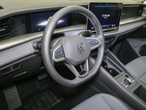 Used 2025 Volkswagen Tiguan SE w/ Panoramic Sunroof Package image 19