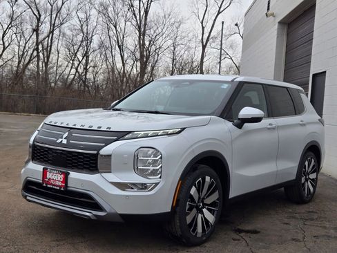 New 2026 Mitsubishi Outlander SE image 3