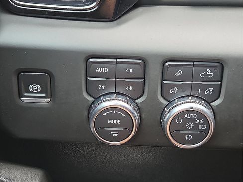 Used 2025 GMC Sierra 2500 AT4 w/ AT4 Premium Plus Package AWD/4WD image 11