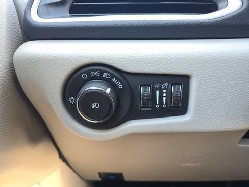 Certified 2024 Chrysler Pacifica Touring-L FWD image 11