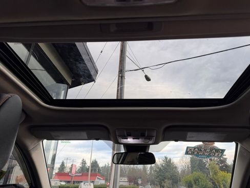 Used 2017 Toyota Corolla SE w/ SE Premium Package image 18