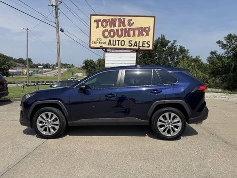 Used 2019 Toyota RAV4 XLE Premium w/ All Weather Liner Package AWD/4WD image 4