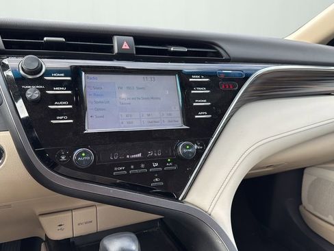 Used 2018 Toyota Camry XLE image 12