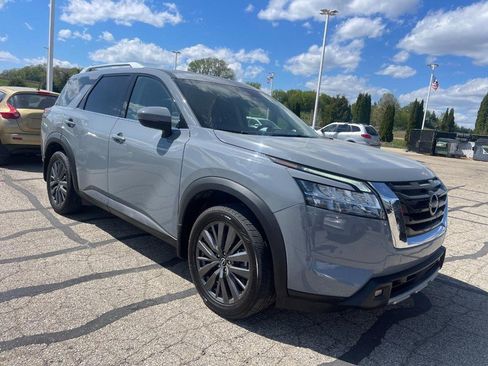 Used 2023 Nissan Pathfinder SL AWD/4WD image 2