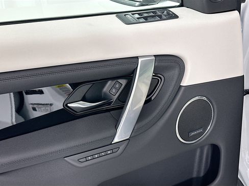 Used 2025 Land Rover Discovery Sport S image 15