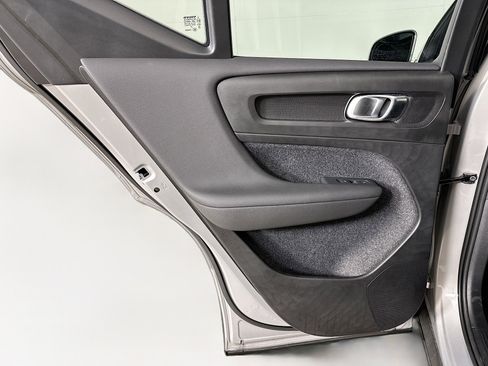 Used 2025 Volvo XC40 B5 Plus image 27