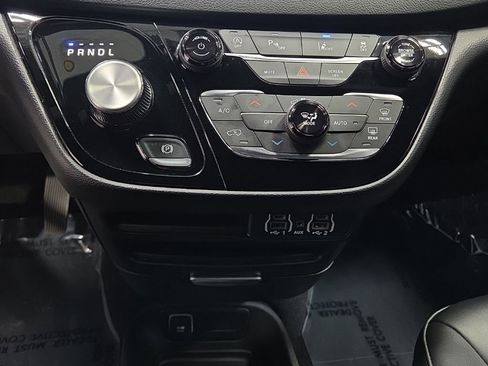 Used 2025 Chrysler Pacifica Select FWD image 23