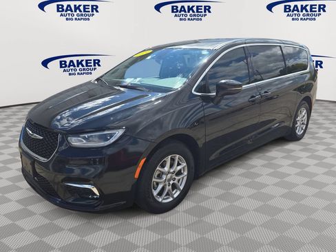 Used 2024 Chrysler Pacifica Touring-L FWD image 8