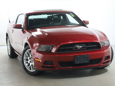 Used 2013 Ford Mustang Premium image 2